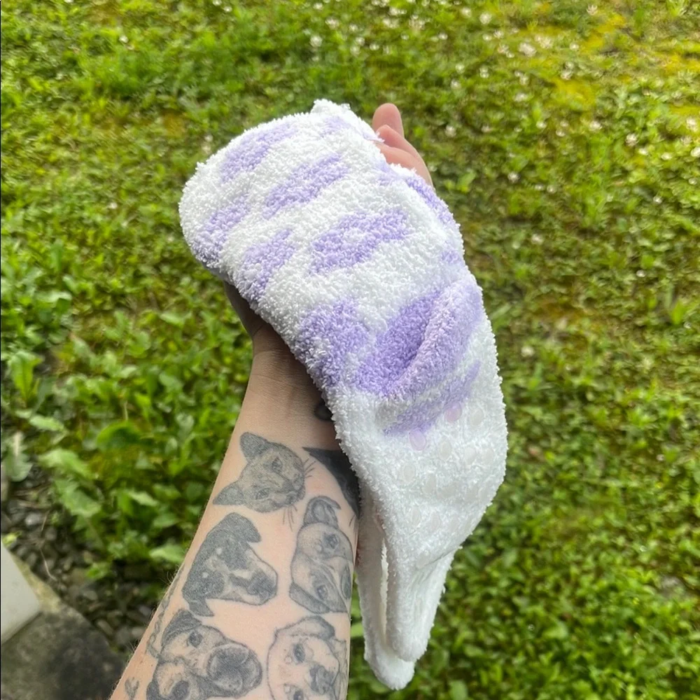 Ale-Hop White Fuzzy Socks with Heart Design - Picture 6 of 8
